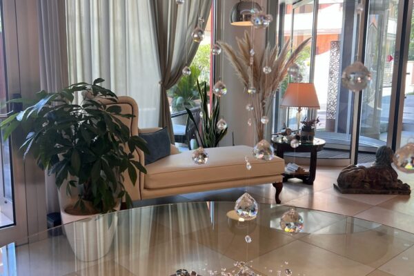 IMG_2677 ingresso con cristalli e porta girevole