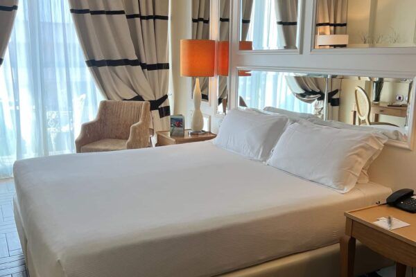 IMG_4699 camera specchi letto bianco